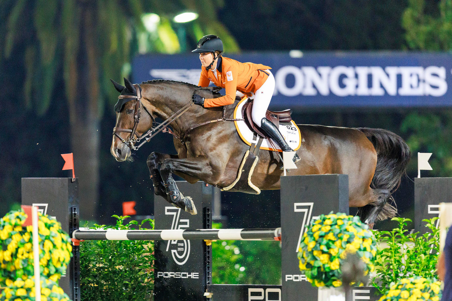 Springruiter Kim Emmen springt met haar toppaard over een hoge hindernis