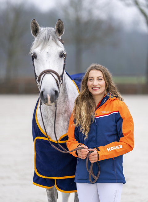 eventingamazone jillian giessen poseert naast haar paard