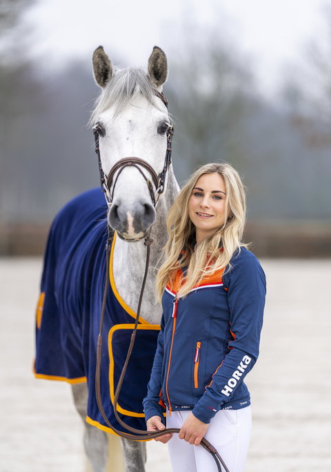 springamazone tani joosten poseert naast haar paard