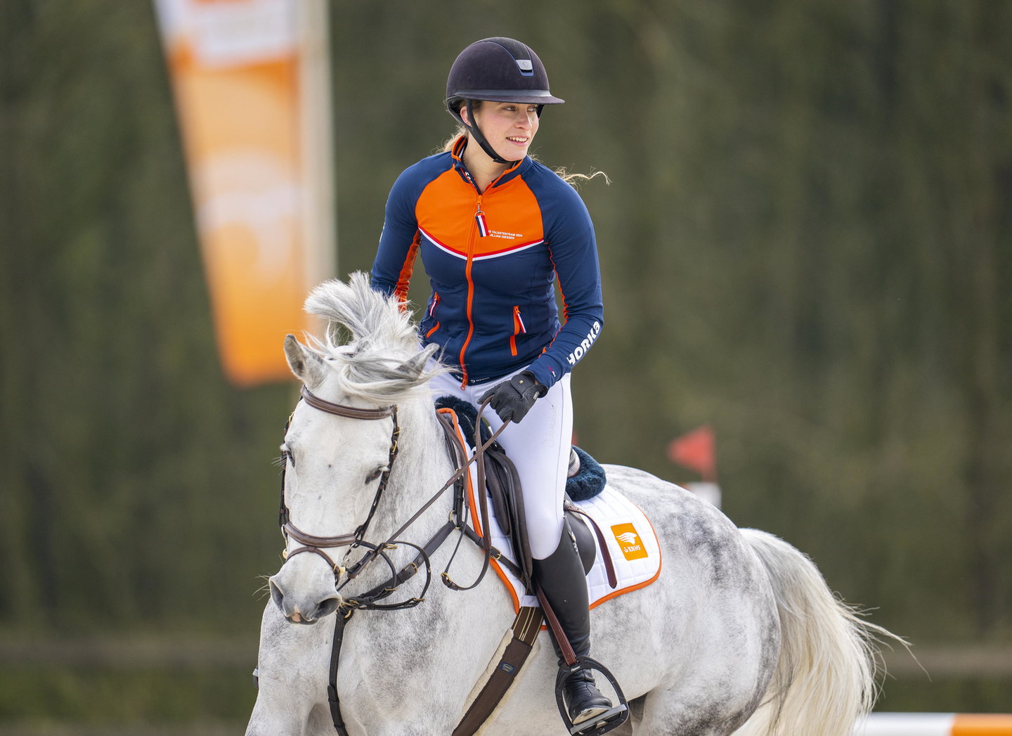 jillian giessen rijdt in galop en kijkt naar opzij