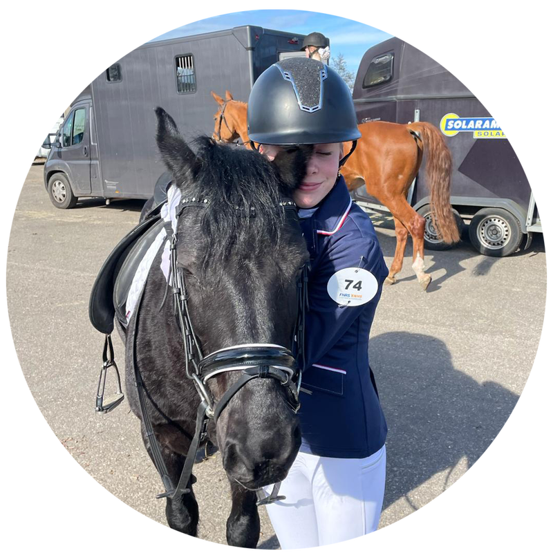 een manegeruiter knuffelt haar pony