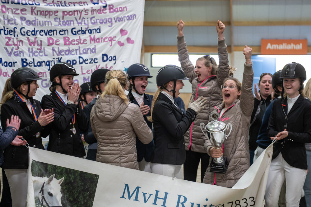 Juichende winnaars van het NK Springen voor Manegeruiters in Ermelo