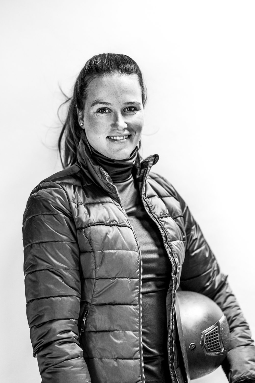 janneke boonzaaijer poseert met cap onder de arm