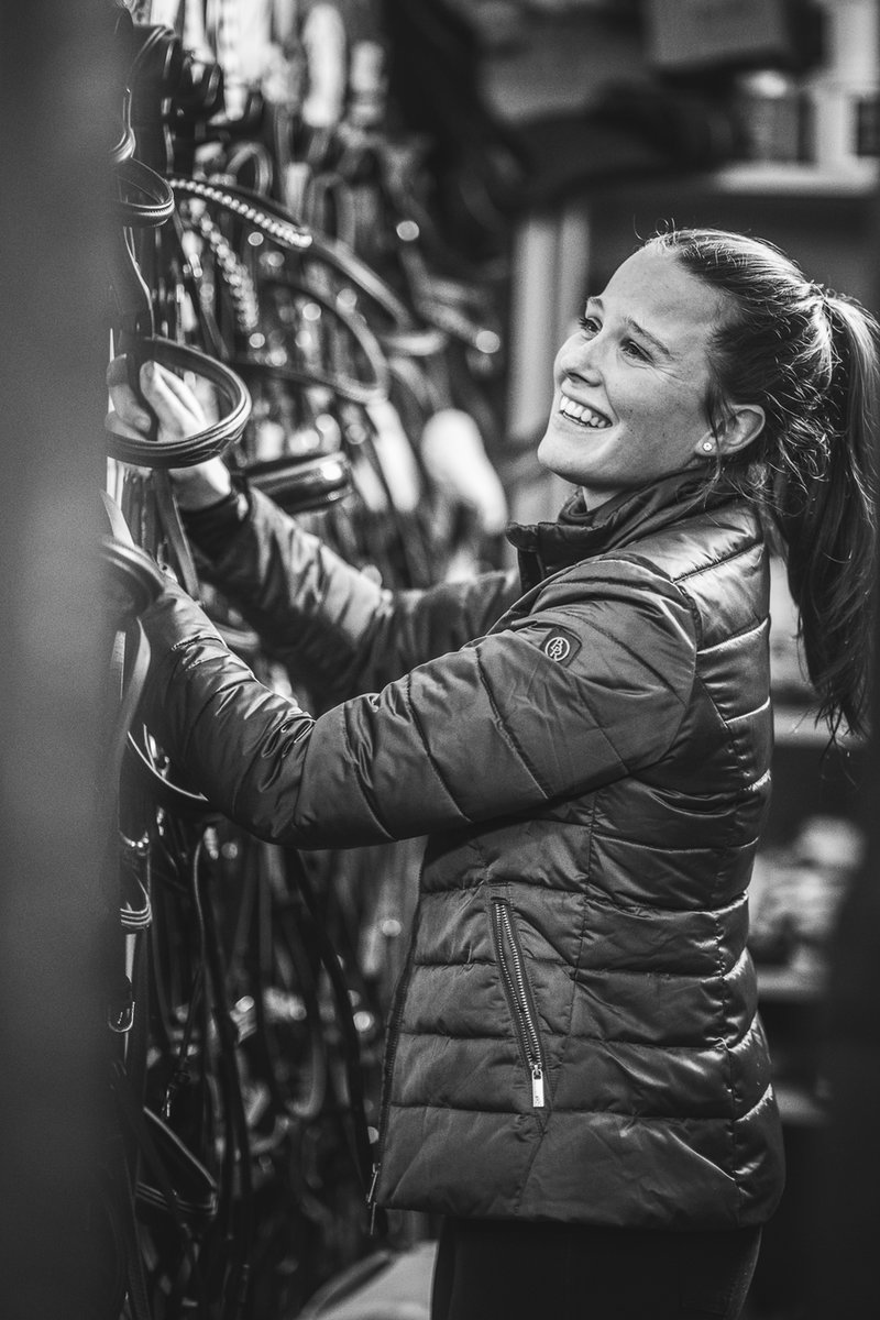 janneke boonzaaijer pakt een hoofdstel in de zadelkamer