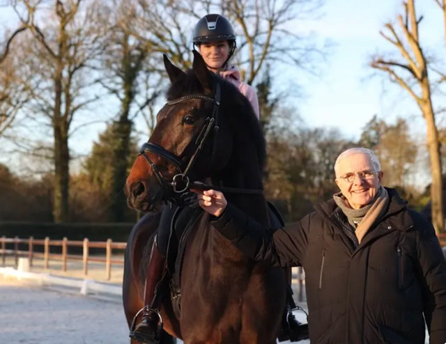 Justin Mudde zit op haar paard naast de Duitse Christoph Hess