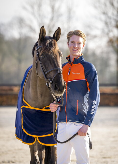 eventingruiter splinter bergsma poseert naast zijn paard 