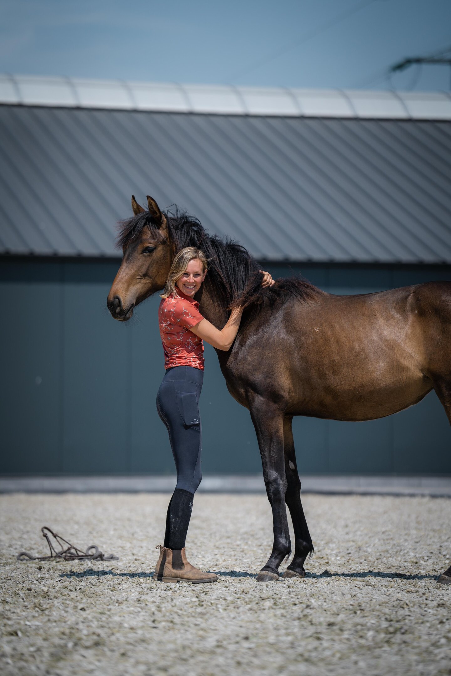 yvet blokesch poseert naast haar paard