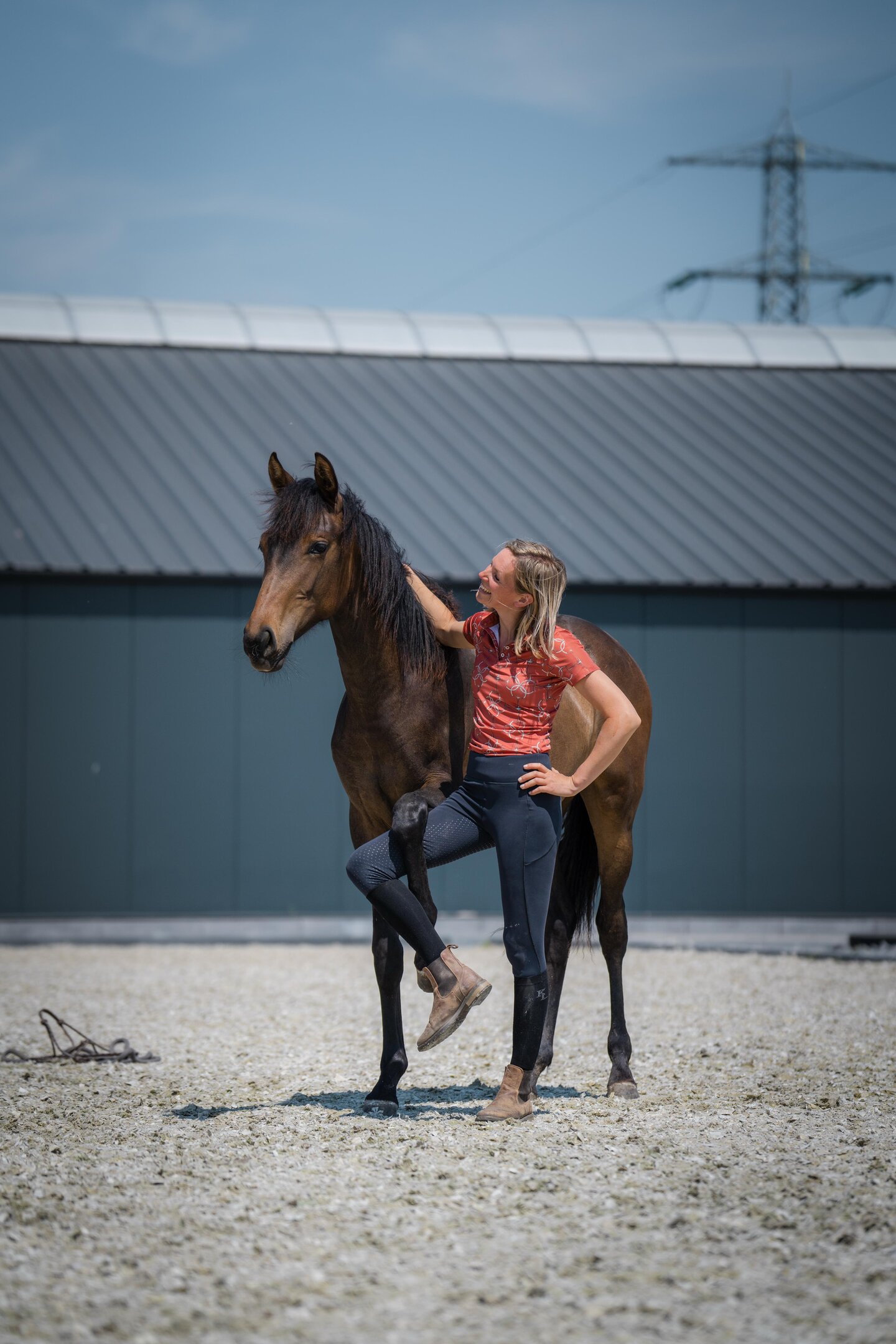 yvet blokesch staat naast haar paard die in vrijheid is