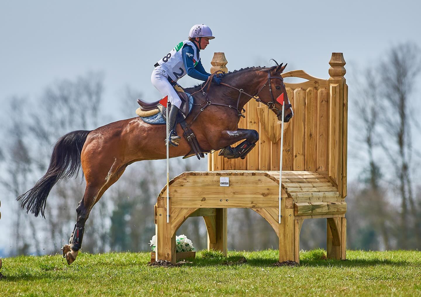 deelnemer springt crosshindernis bij north holland horse trials 