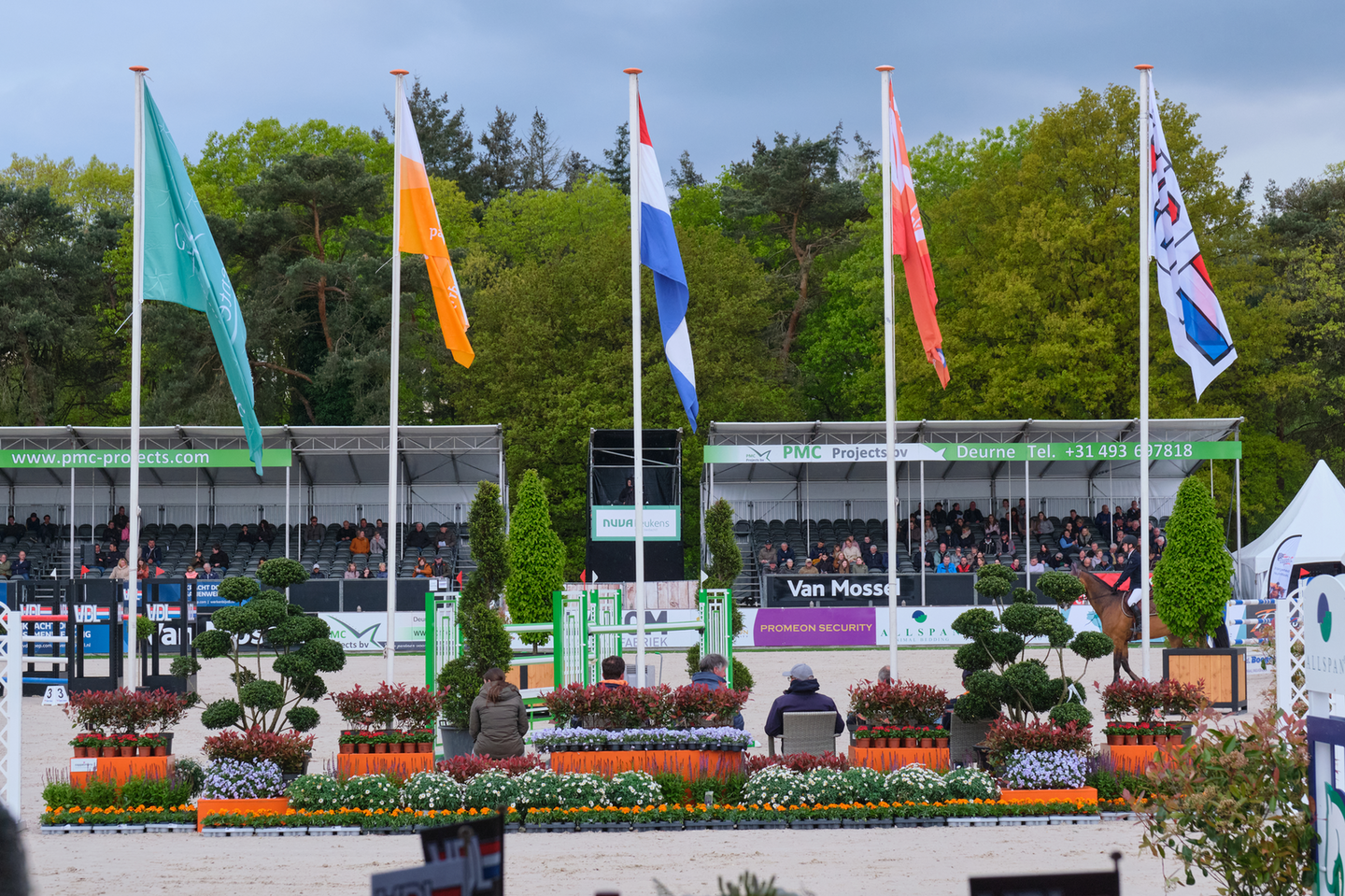podium en vlaggen ch deurne