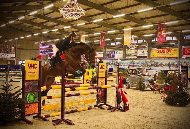 marit van ommen springt met haar paard Harmony De L' Abbaye