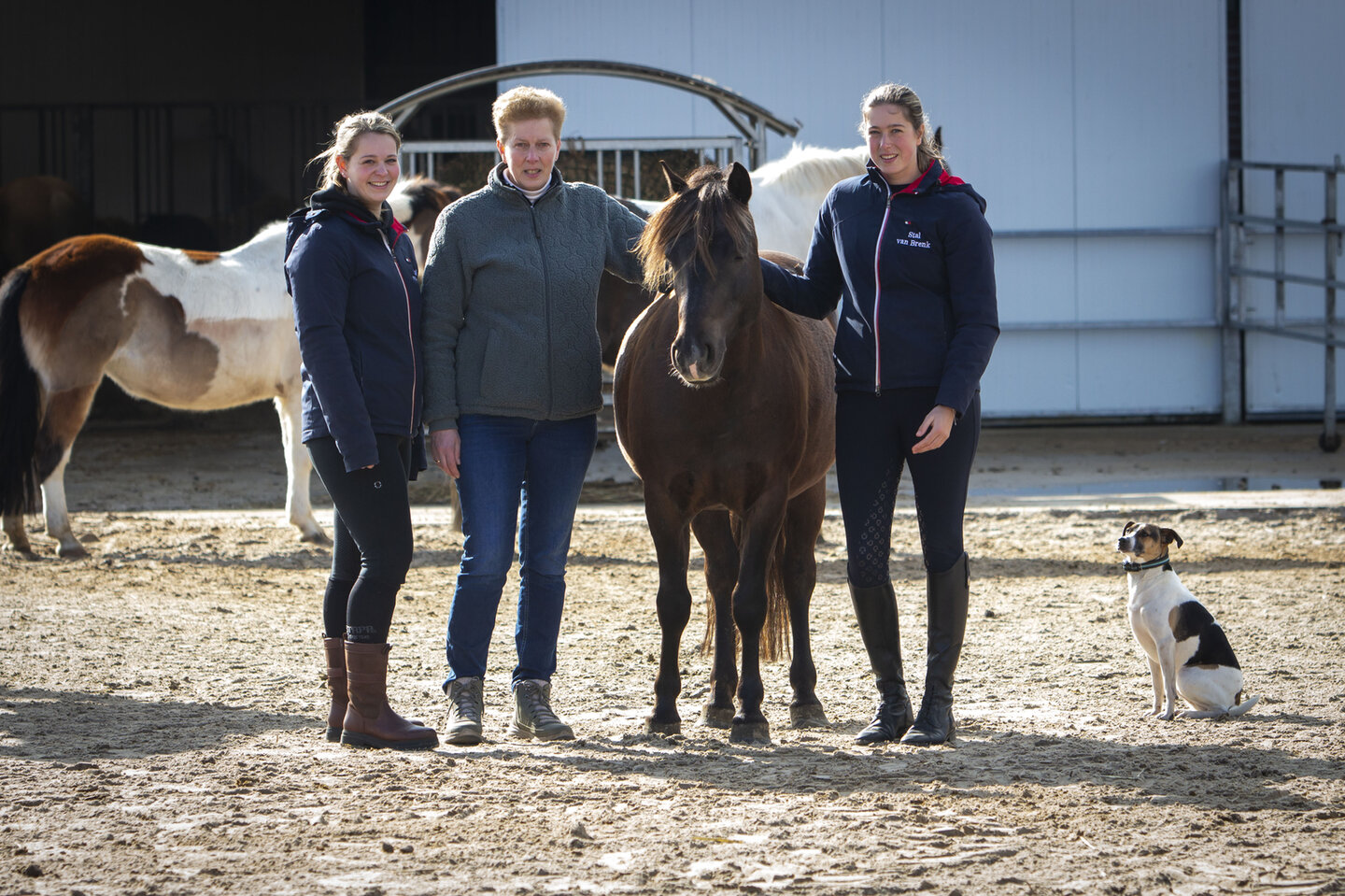 moeder marrie (midden) en dochters marleen (links) en kim (rechts) runnen stal van brenk