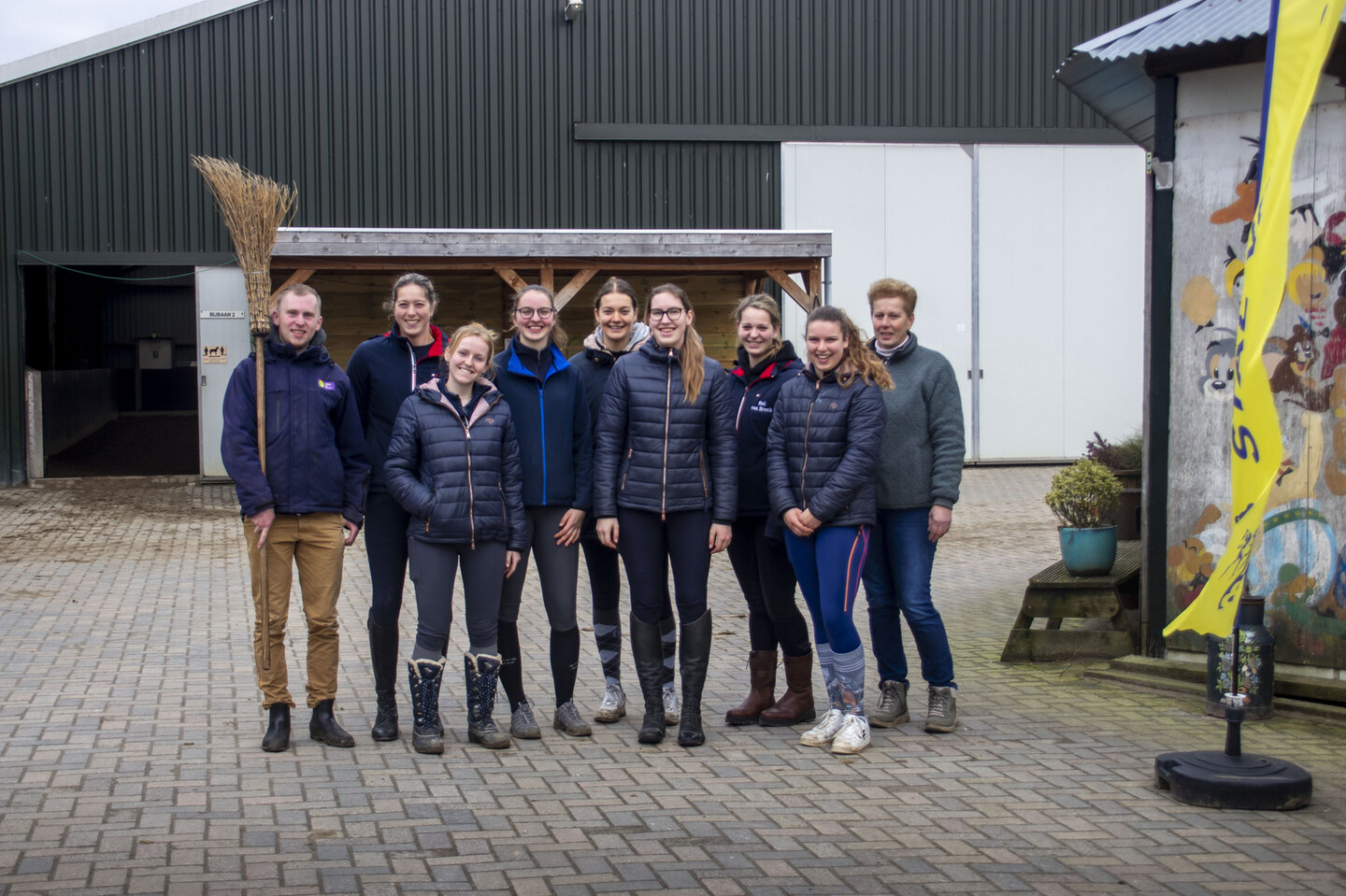 groepsfoto van personeel van stal van brenk