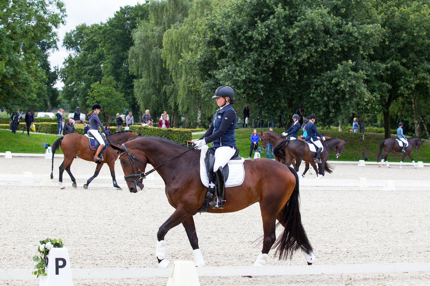 Twee ruiters maken een buitenrit in de natuur 