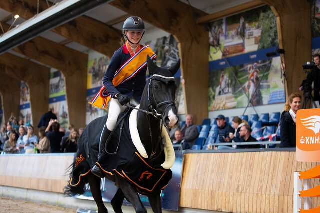 een amazone maakt met haar paard kennis met de cross