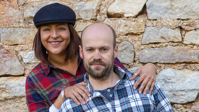 Samantha galoppeert op haar Friese paard over een bospad