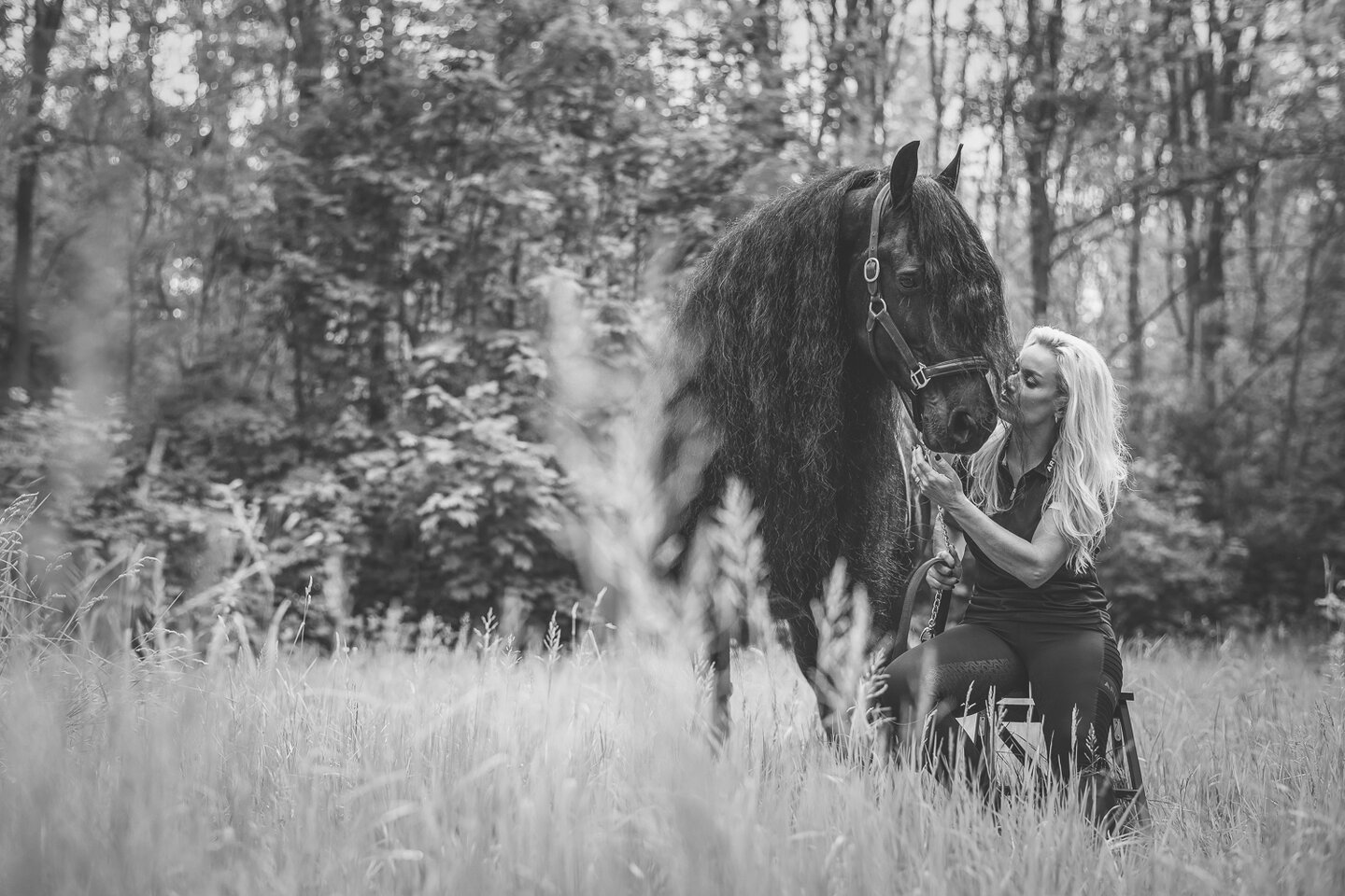 Samantha knuffelt met haar paard Voice in de wei