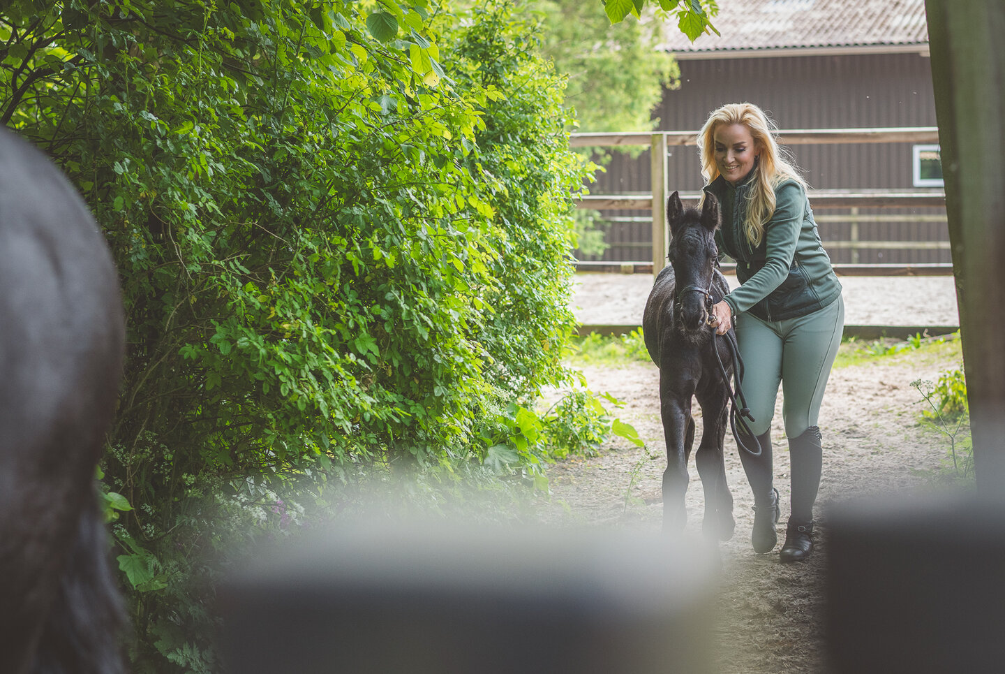 Samantha loopt naast haar veulentje
