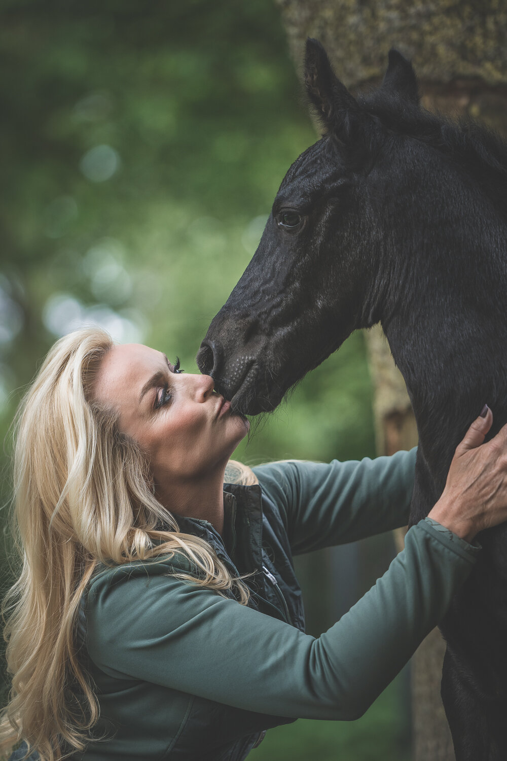 Samantha geeft haar veulentje een kus