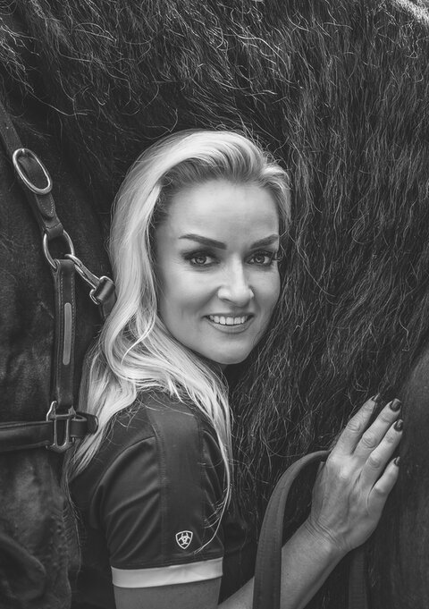 Samantha poseert samen met haar paard
