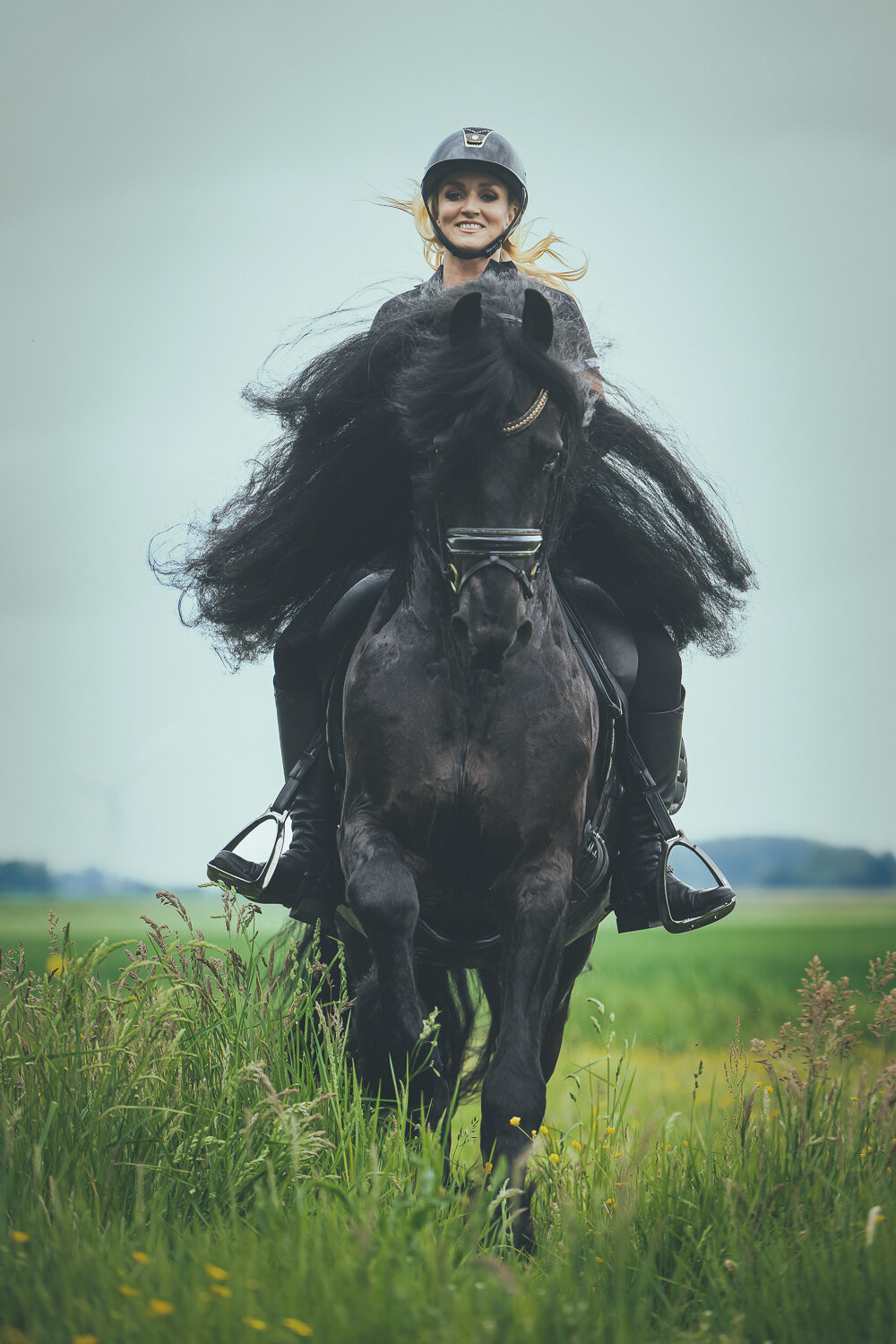 Samantha galoppeert met haar paard door de wei