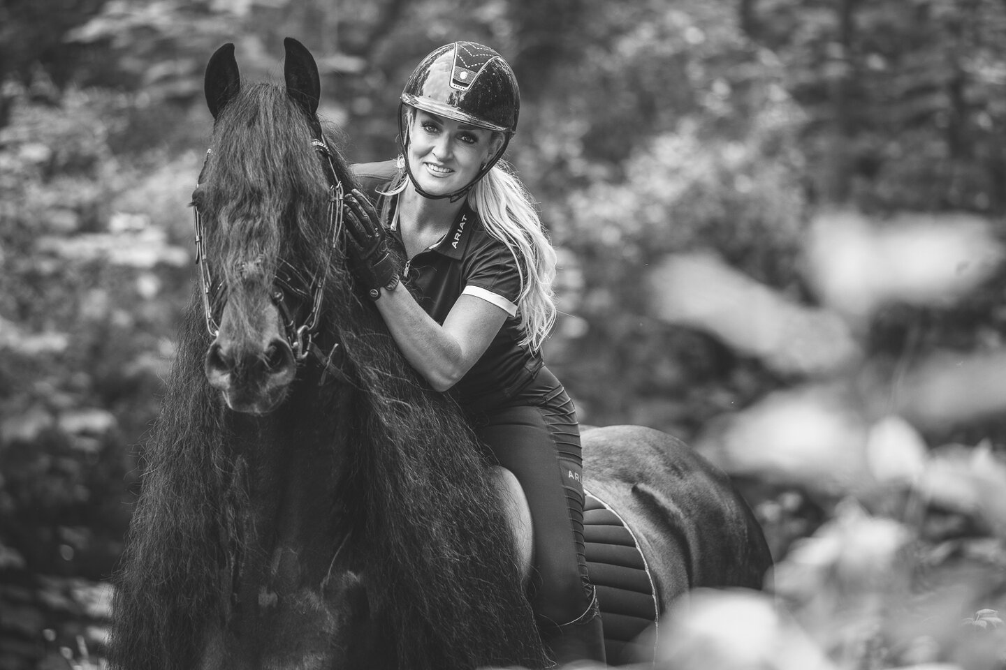 Samantha rijdt op haar Friese paard