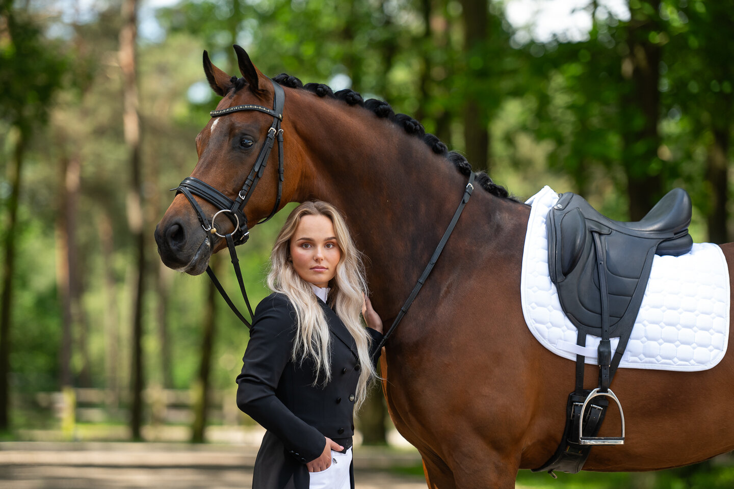 Model Rowena showt met haar paard nieuwe wedstrijdoutfit voor dressuur