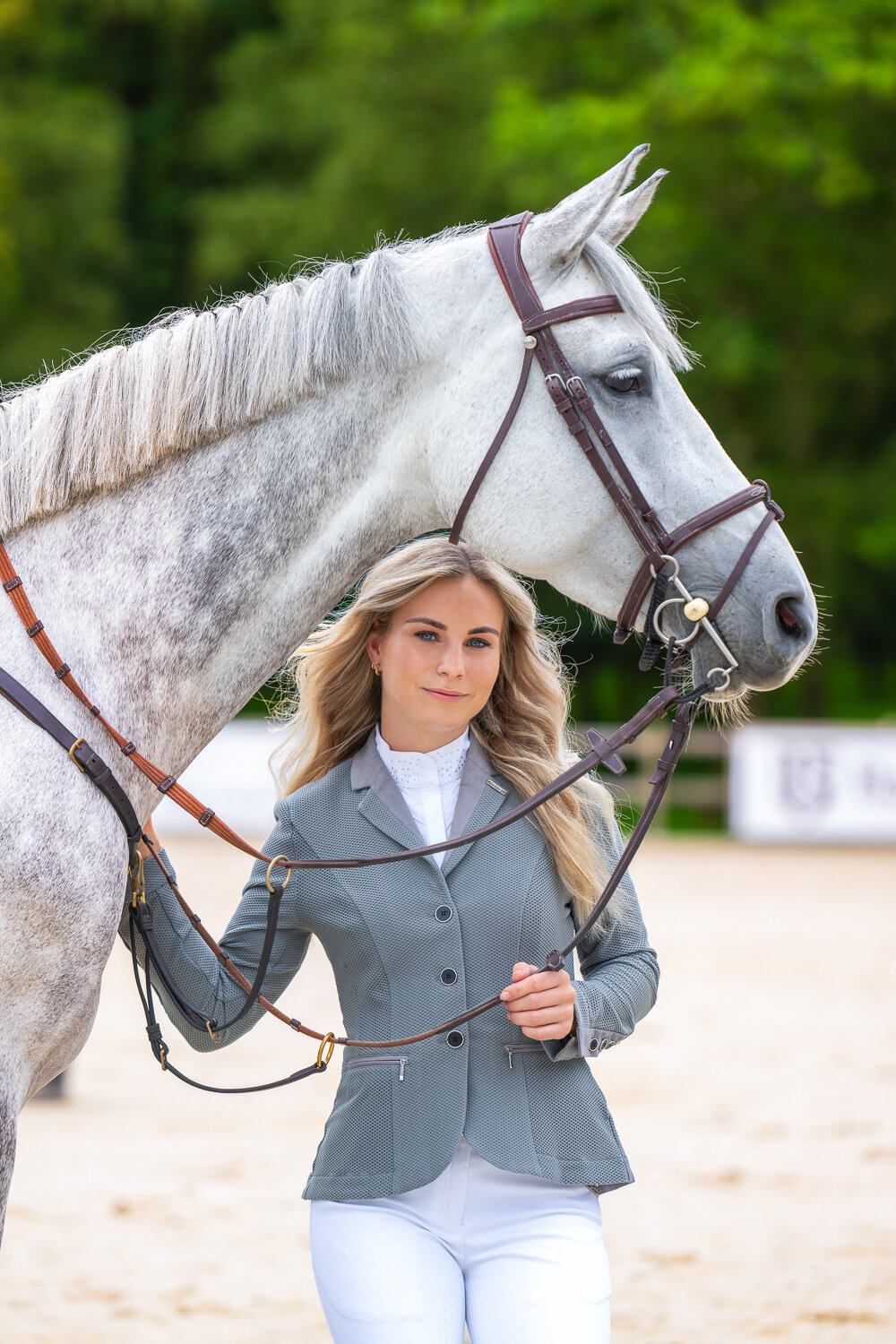 Model Tani showt een grijze springoutfit