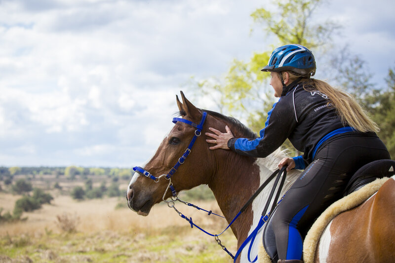 renata beloont haar paard mano