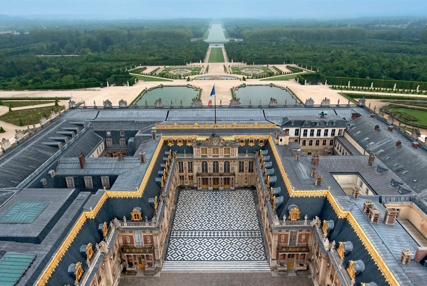 bovenaanzicht van het château de versailles nabij parijs
