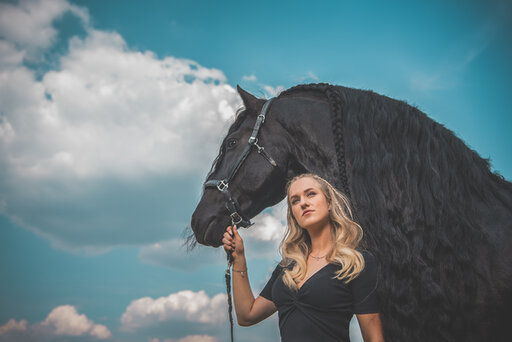 dinja van liere juicht terwijl ze op hermes zit, na het winnen van de nederlandse titel