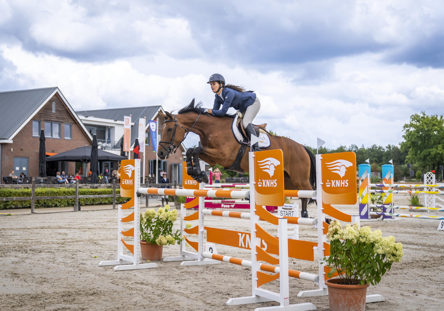 amazone springt over de knhs hindernis op het nationaal hippisch centrum