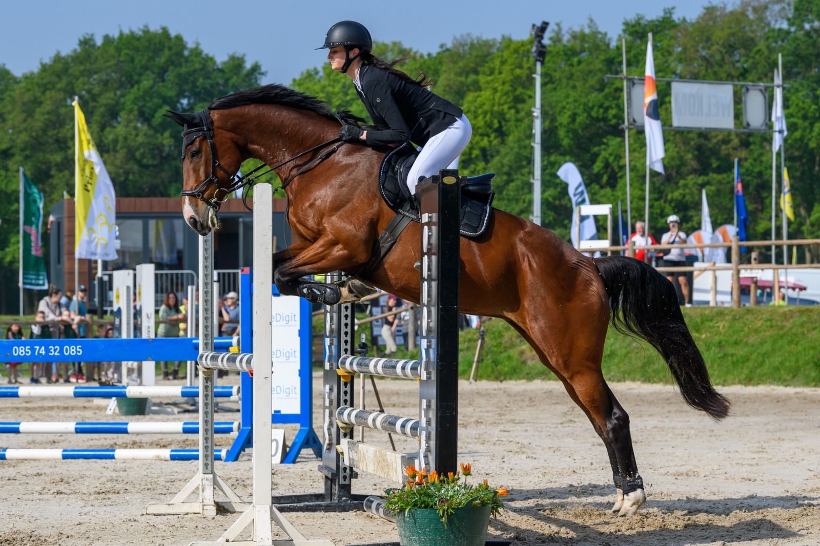 kim emmen en imagine in de landing van een sprong tijdens de olympische spelen