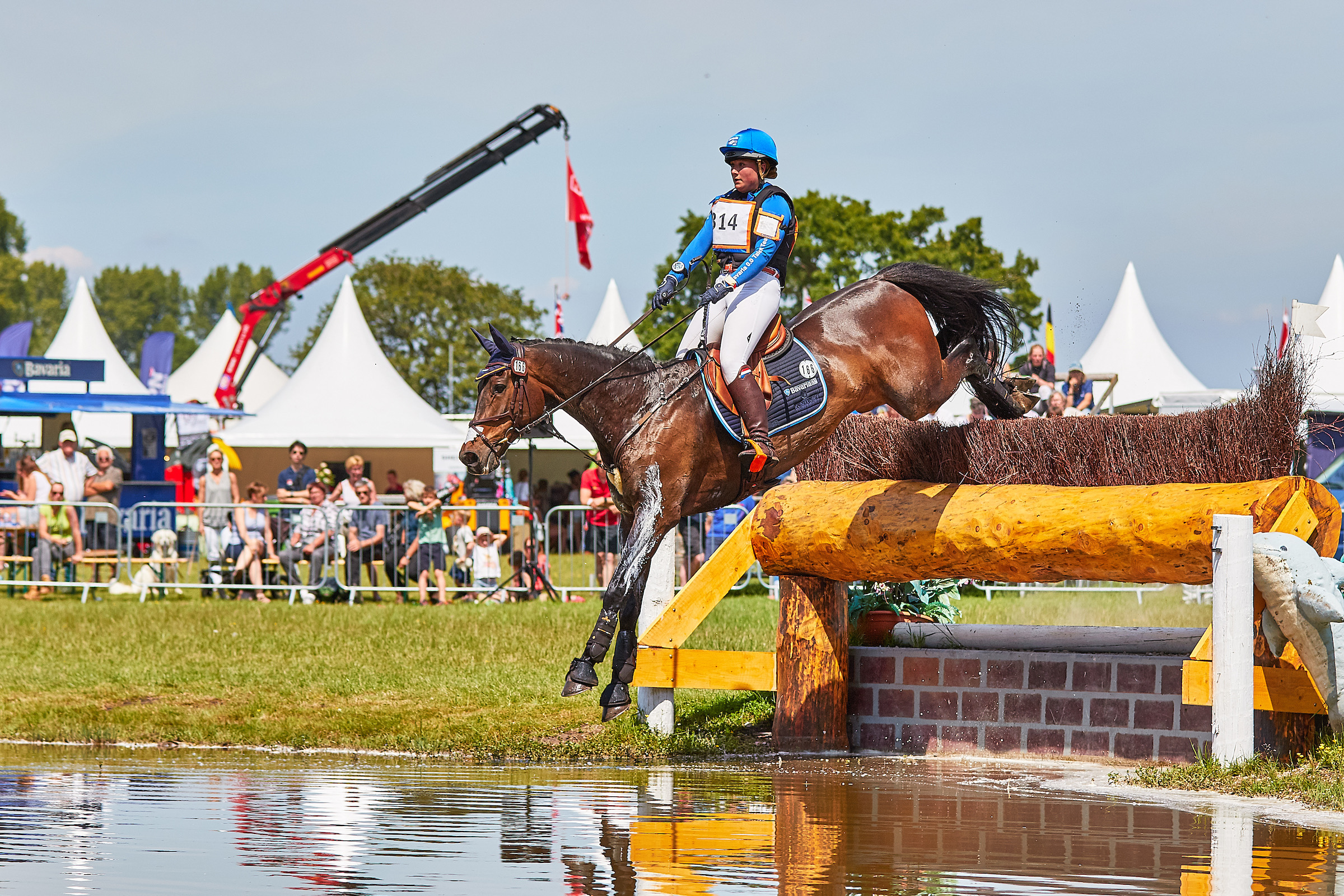 kim emmen en imagine in de landing van een sprong tijdens de olympische spelen