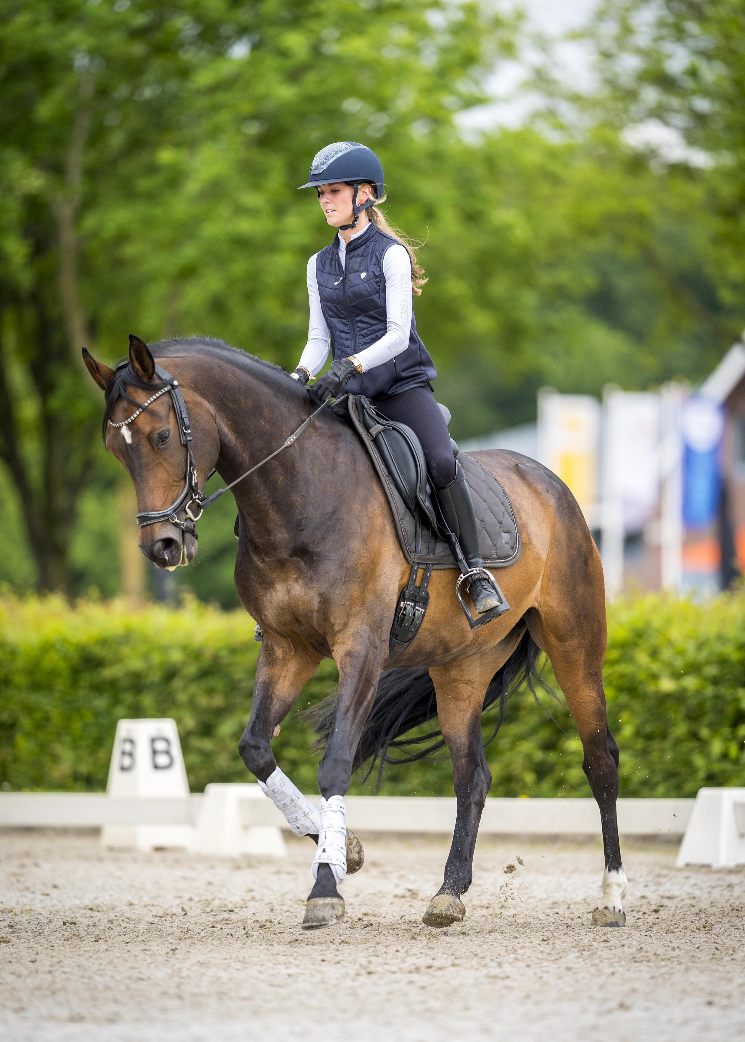 amazone annabell zet de schouderbinnenwaarts in bij haar pony