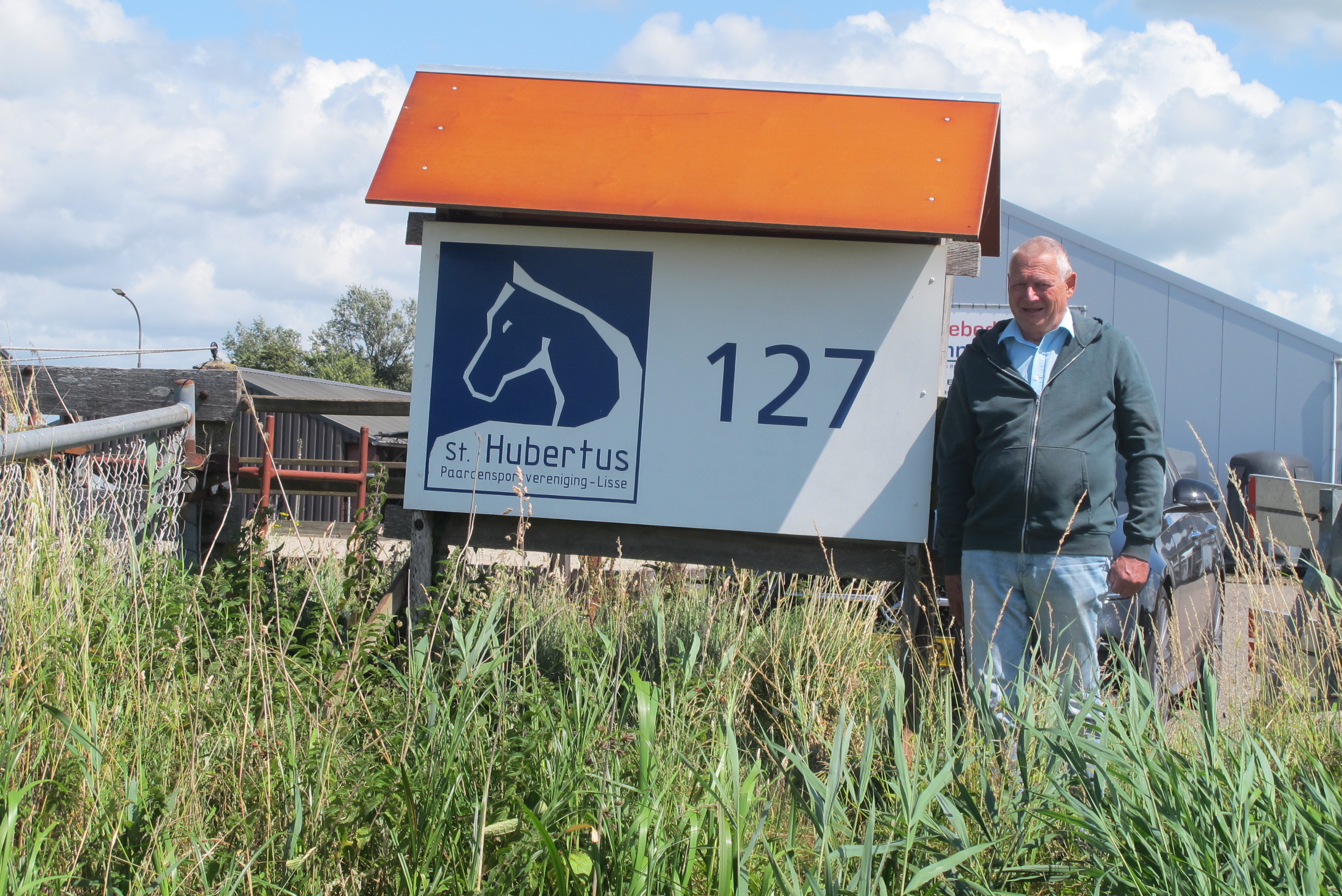 containers met paarden worden naar vliegtuig gebracht