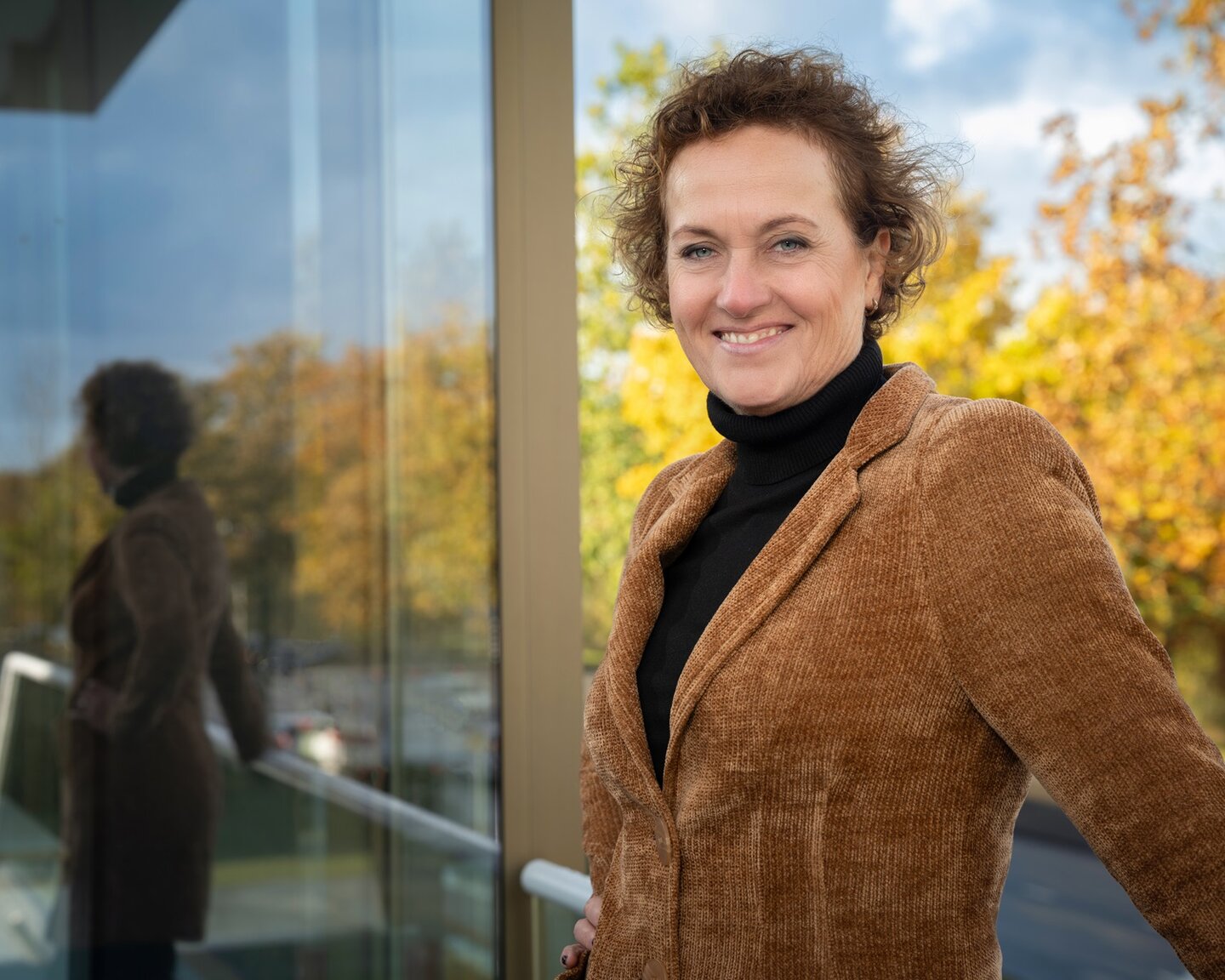 Twee paarden die op stal staan kijken naar elkaar