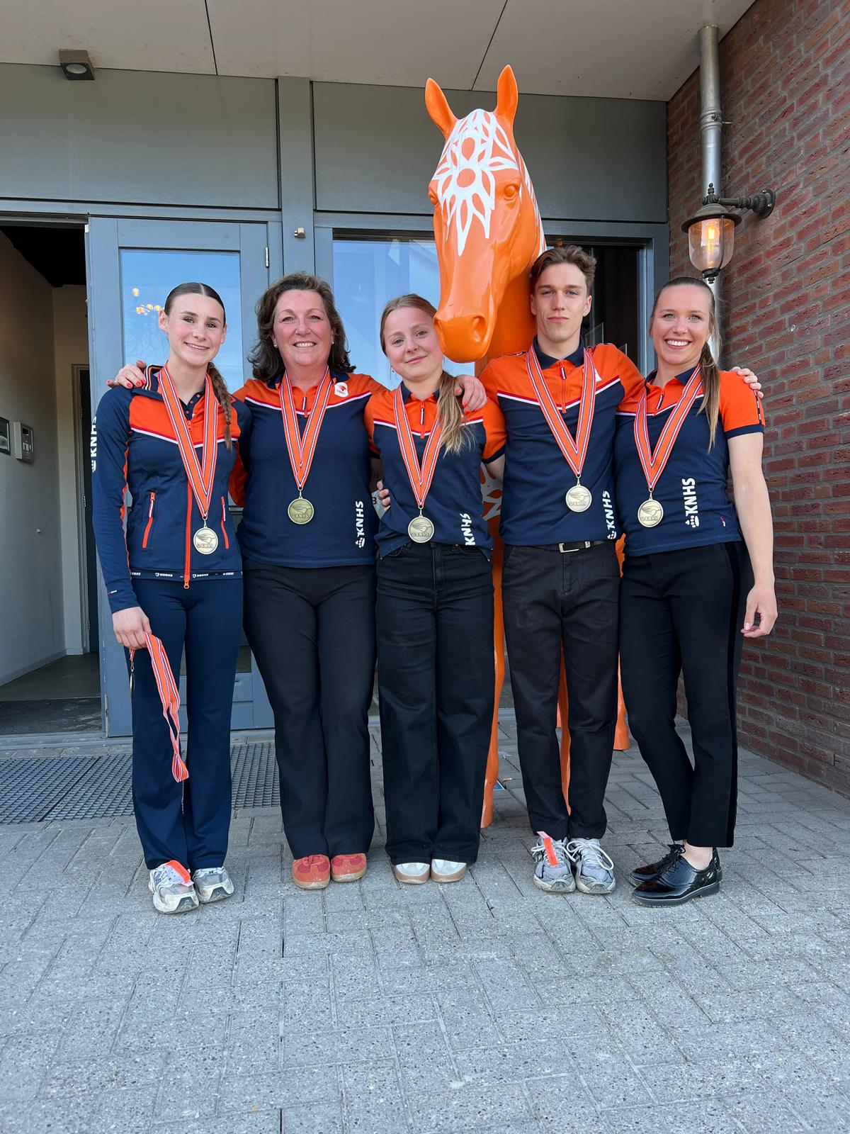 logo van manege de groote wielen in rosmalen op een polo