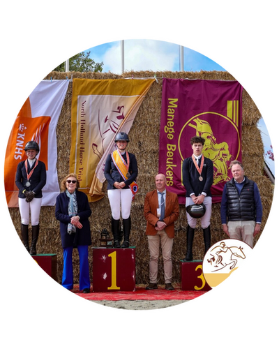 manegehouder yorick baecke poseert naast een pony