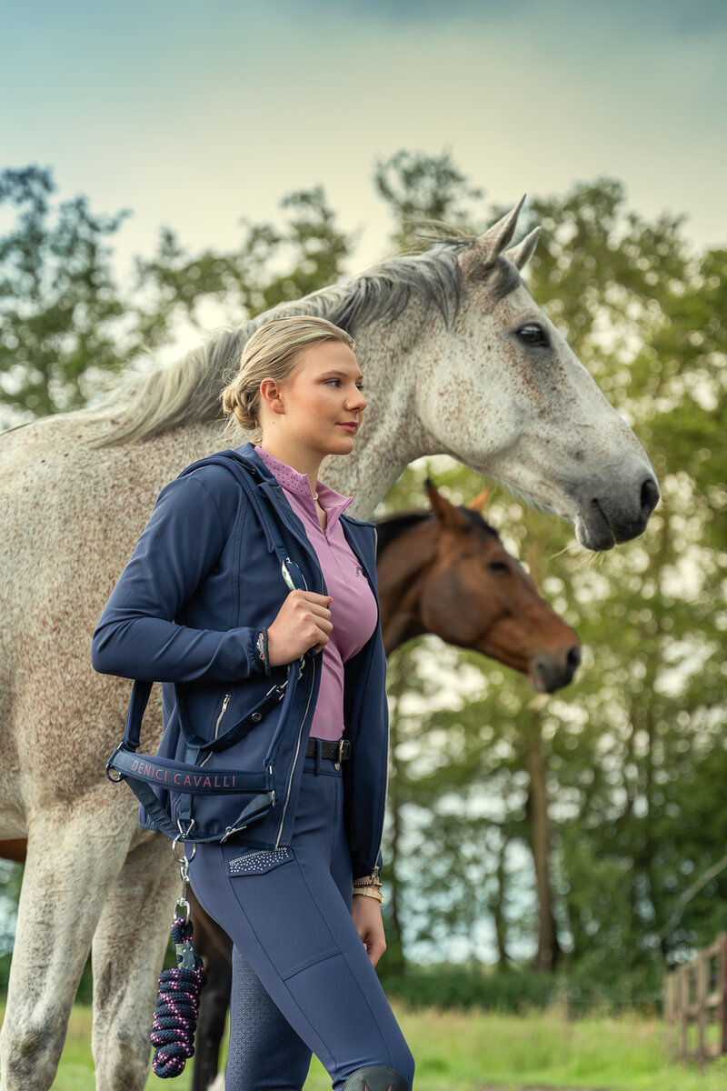 Model fleur showt de kleding van Back on Track