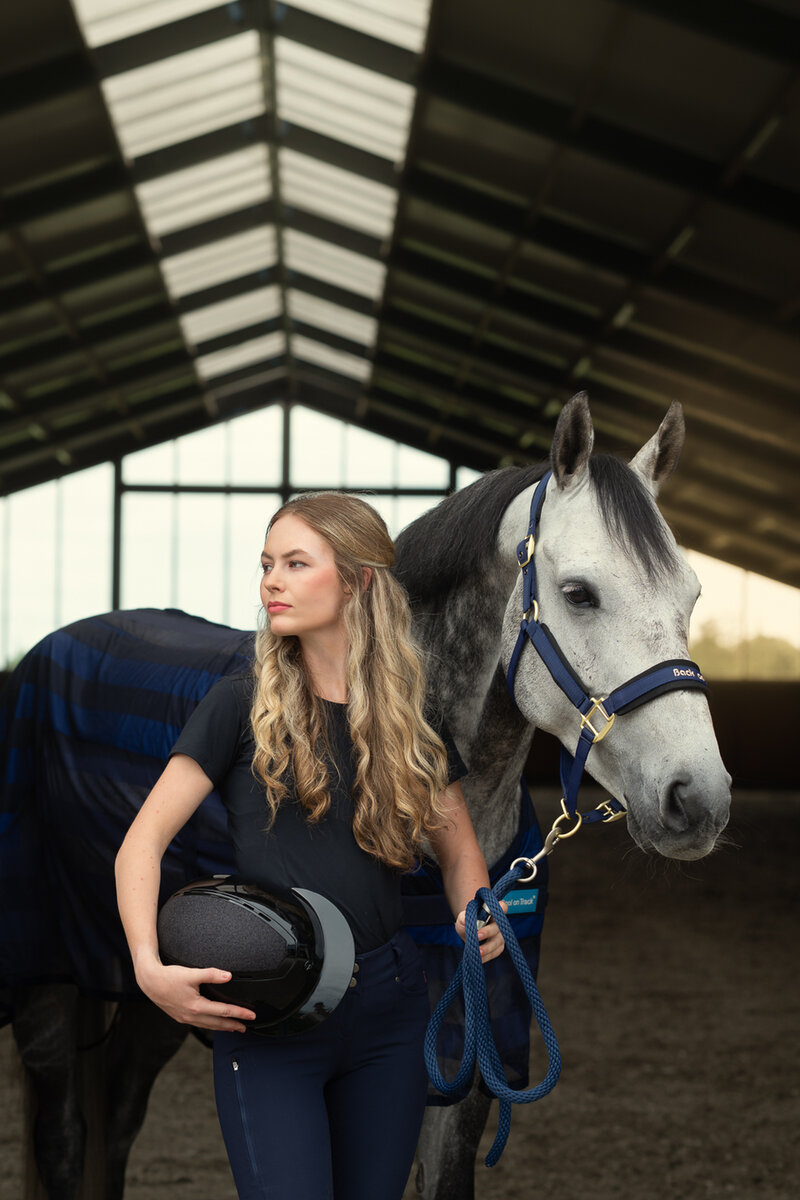 Model fleur showt de kleding van Back on Track
