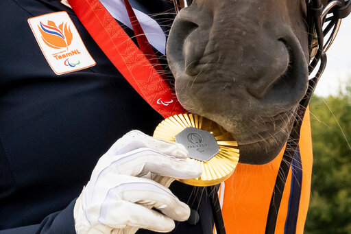 daula n.o.p. snuffelt aan de medaille van demi haerkens