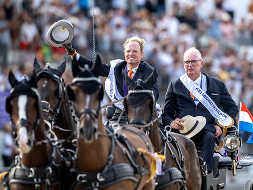 dinja van liere juicht terwijl ze op hermes zit, na het winnen van de nederlandse titel