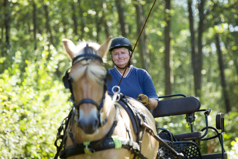 renata beloont haar paard mano