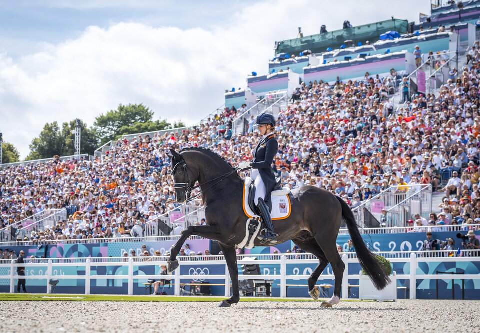 emmelie scholtens en indian rock draven de olympische arena binnen in parijs