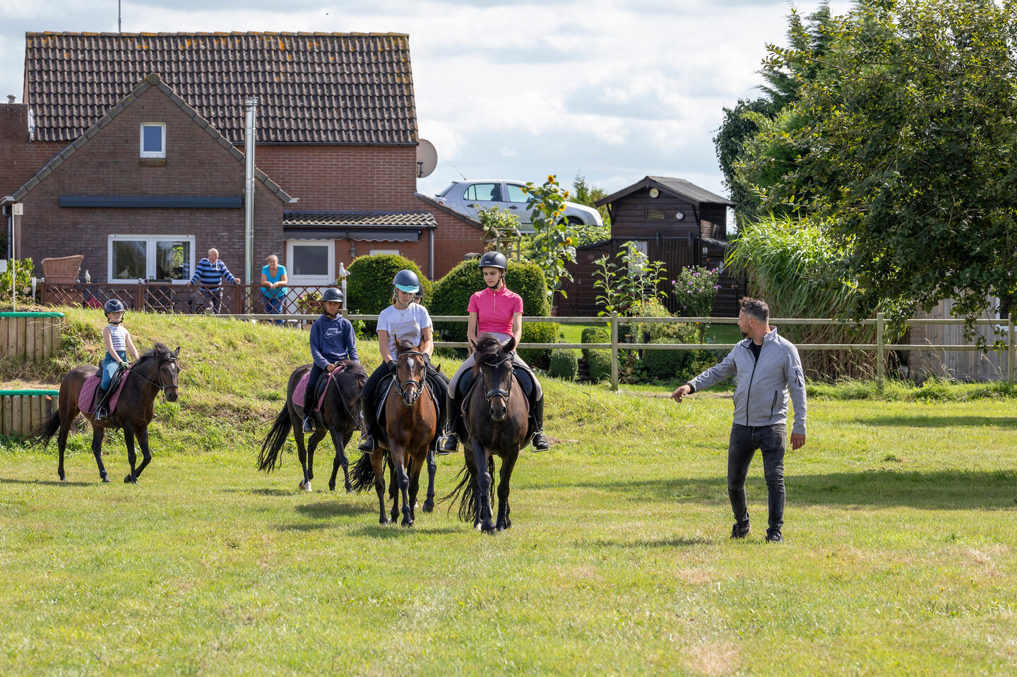 yorick baecke van hippisch centrum midden-zeeuws vlaanderen geeft kinderen op de pony les