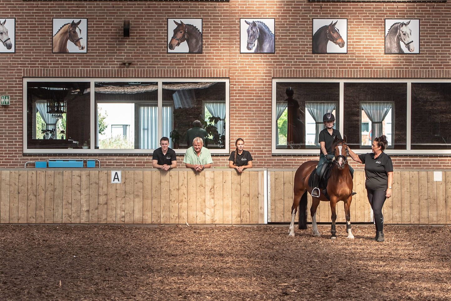 gerrit van den berg poseert met zijn trouwe personeel in de binnenbak van manege de groote wielen