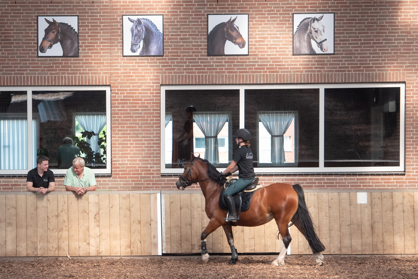 een ponycombinatie rijdt in de bak van manege de groote wielen