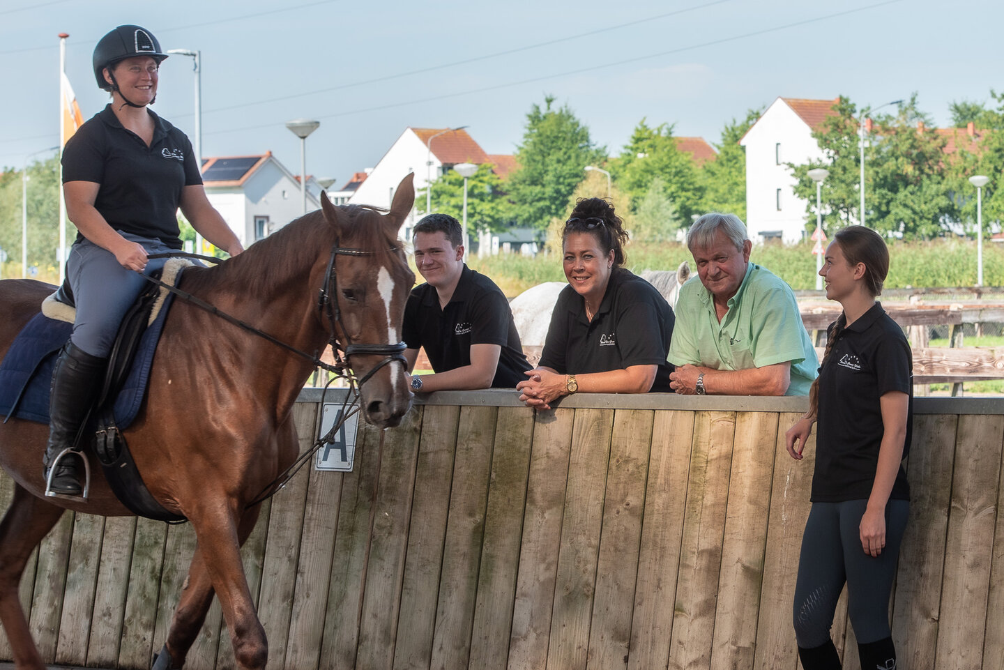 gerrit hangt op de bakrand naast madeleine van schagen met wie hij de manege runt