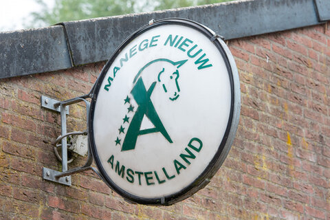 logo van fnrs manege nieuw amstelland op een lichtbord